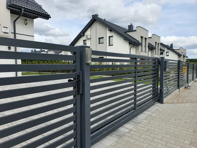 Zaun- und Toranlage aus der Referenzgalerie von Premium Zäune, Foto 05